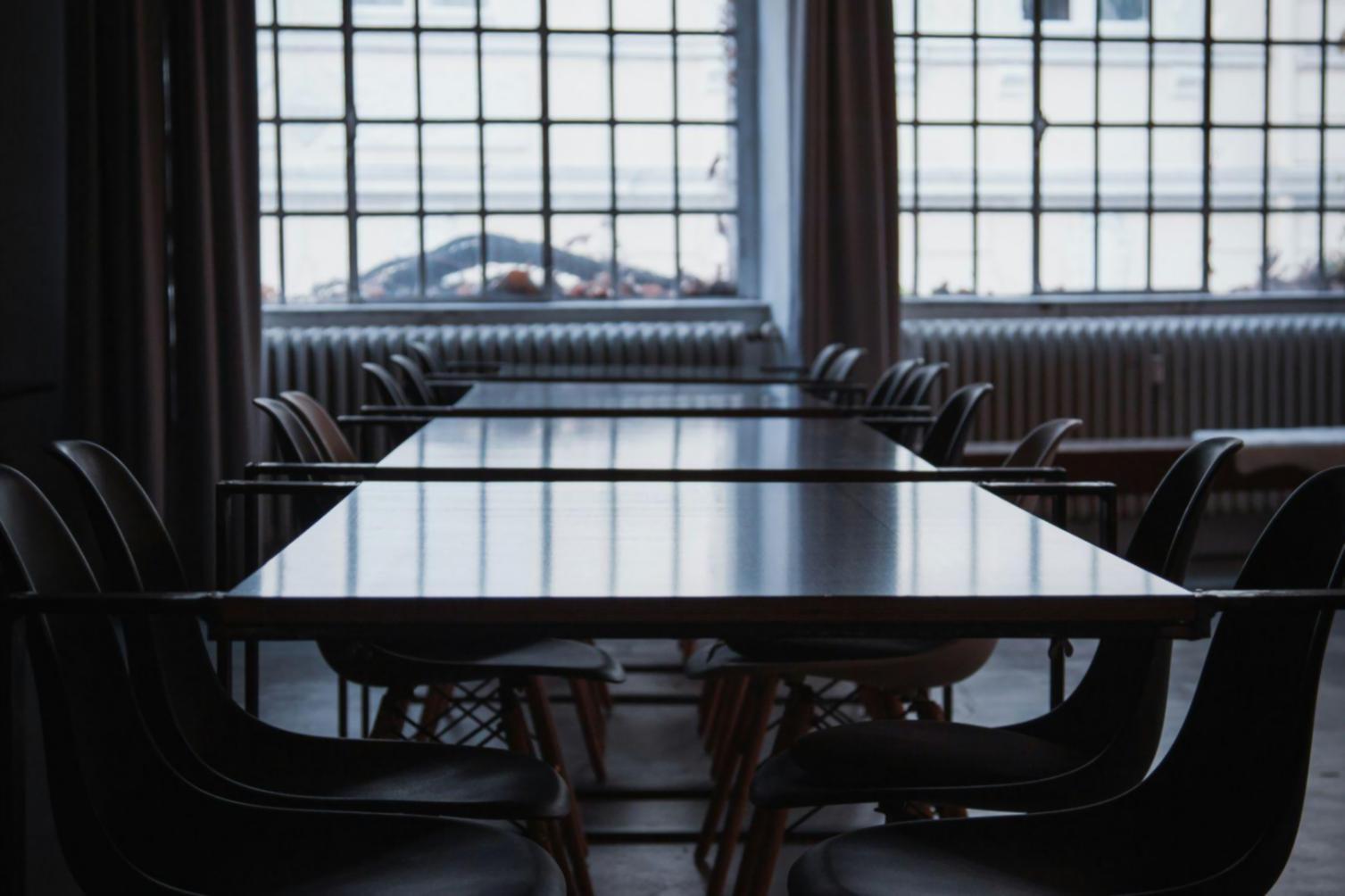 Équipe de travail collaborant autour d'une table