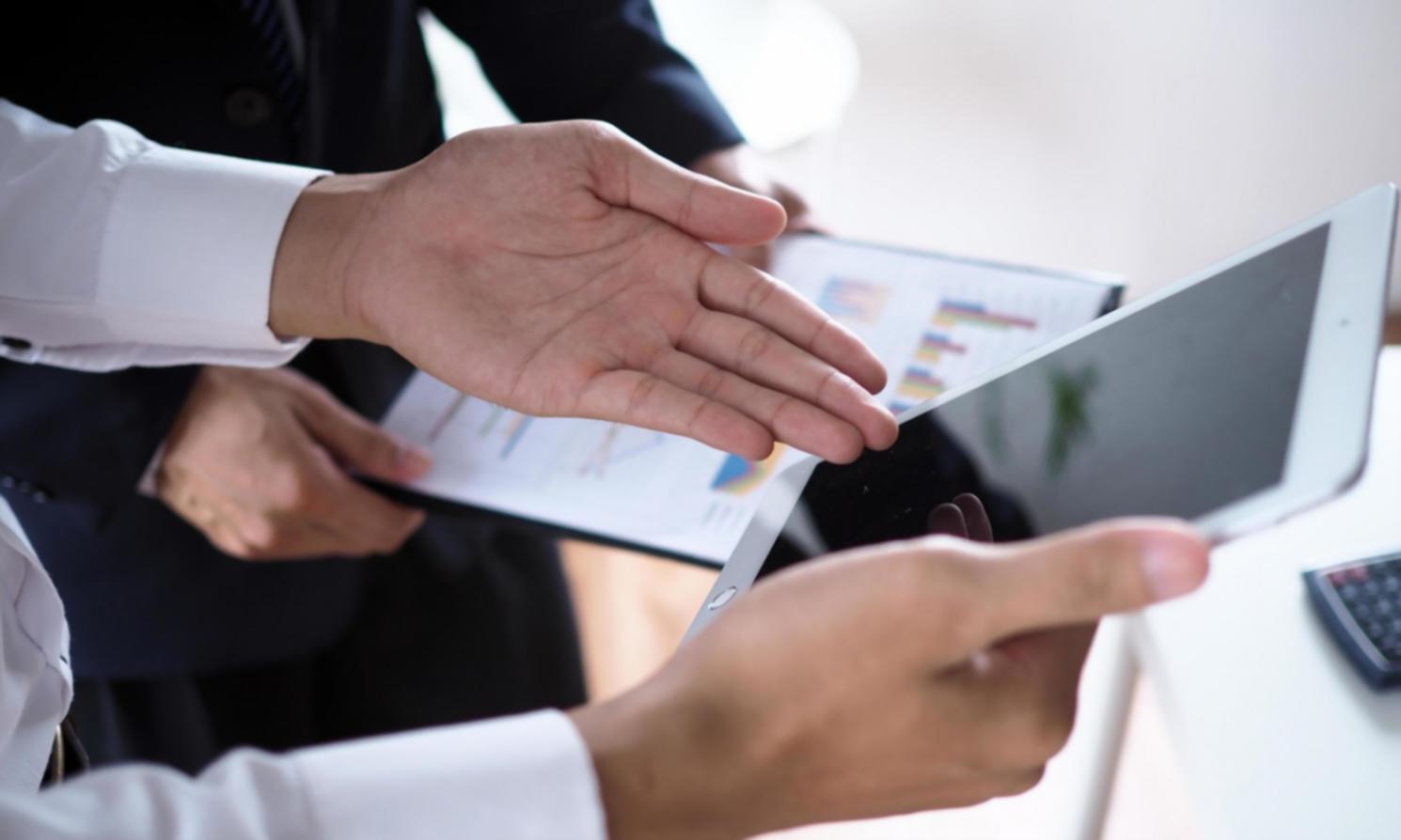 Équipe de travail collaborant autour d'une table